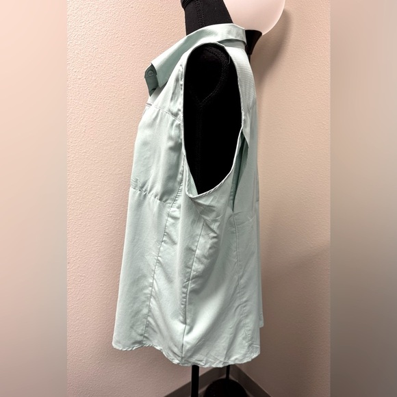 Columbia Sportswear Outdoor Sleeveless Button Down top, pocket and ventilation - Picture 3 of 10